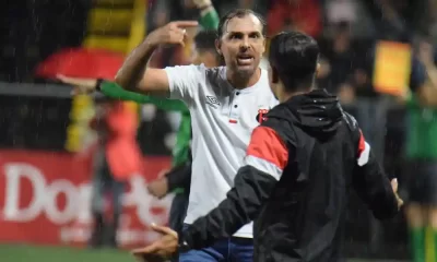 Andrés Carevic, técnico de Liga Deportiva Alajuelense, vivió el juego con mucha intensidad. Foto: Keydel Romero.