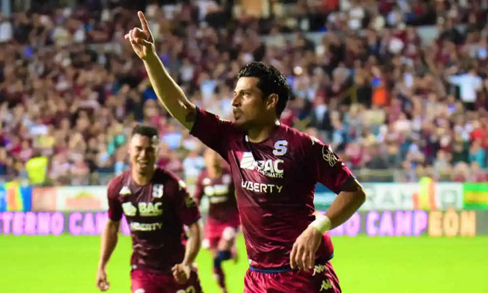 Ariel Rodríguez sigue aliado con el gol. Esta noche marcó de penal para el Saprissa. Foto: Keydel Romero.