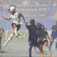 La lluvia acompañó a Sporting y Alajuelense en todo el partido. Aquí, Fabiola Villalobos no logra que se remate vaya al arco. Foto: LDA.