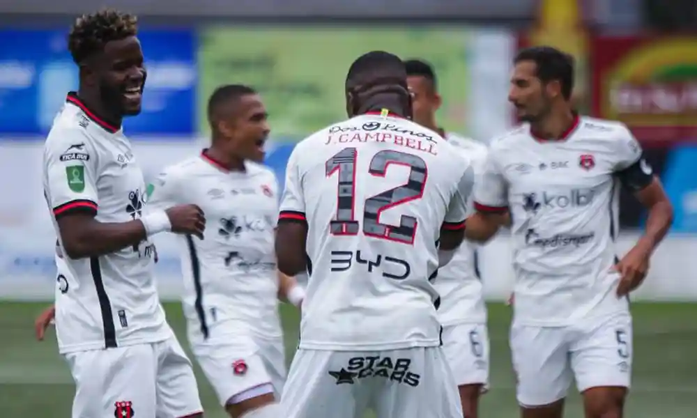 Joel Campbell celebra con sus compañeros la apertura en el marcador para Alajuelense. Foto. LDA.