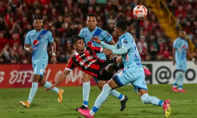 Joshua Navarro fue figura esta noche con Alajuelense. Marcó dos goles. El mejor, de esta forma. Foto: LDA.