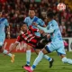 Joshua Navarro fue figura esta noche con Alajuelense. Marcó dos goles. El mejor, de esta forma. Foto: LDA.