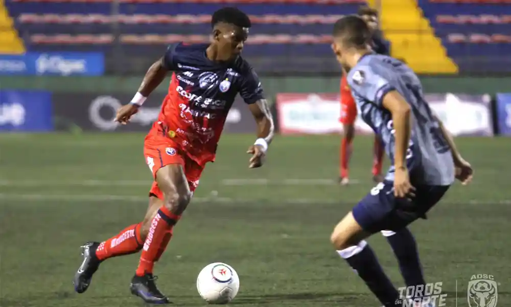 San Carlos y Cartaginés apenas quedaron en empate tras los 90 minutos en San Carlos. Foto: ADSC.