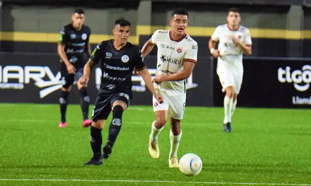 Sporting y Alajuelense ofrecieron muy poco esta noche en Pavas. Foto: Keydel Romero.