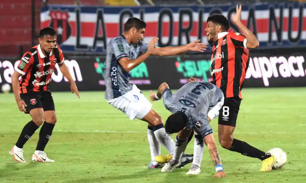 Alajuelense dominó el primer tiempo. Venegas luego se iría expulsado en una acción que era para roja. Foto: Keydel Romero.