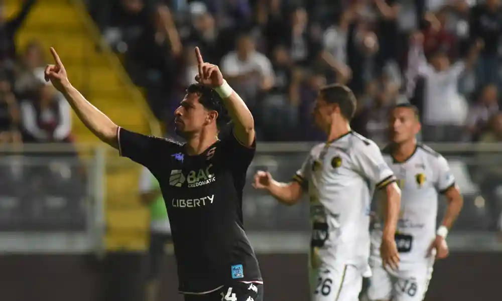 Ariel Rodríguez marcó, de penal, el primer gol del Saprissa. Fue su gol 100 en Campeonato Nacional. Foto: Saprissa.