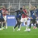 Denzel Dumfries en un lance del derby entre el Inter de Milan y el AC Milan en San Siro. Foto: Gabriel Bouys / AFP