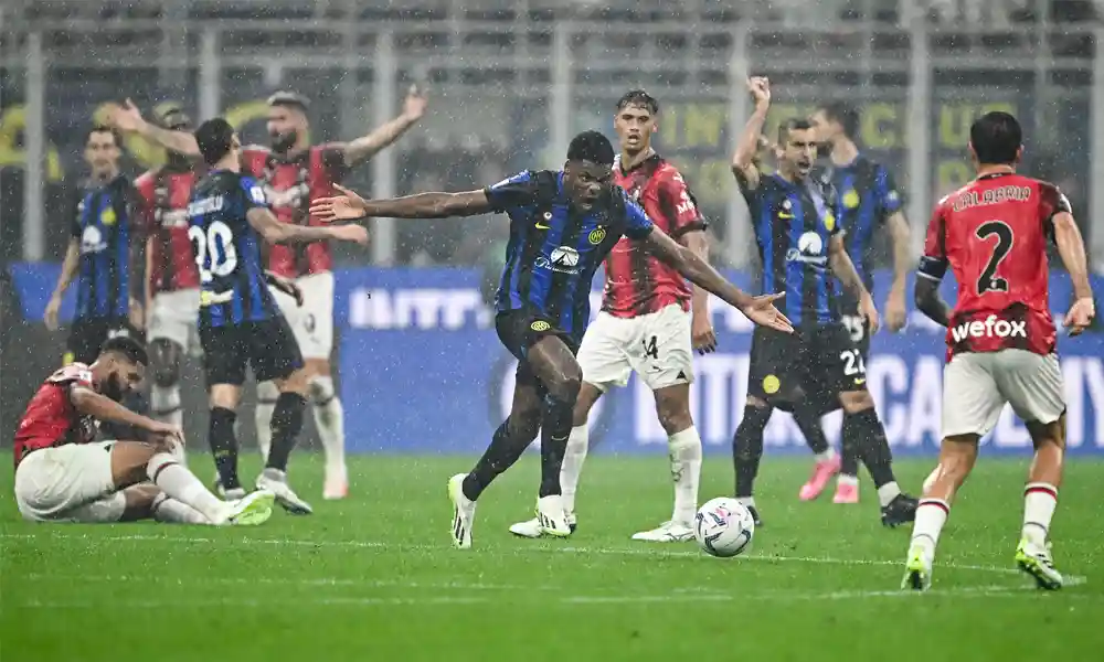 Denzel Dumfries en un lance del derby entre el Inter de Milan y el AC Milan en San Siro. Foto: Gabriel Bouys / AFP