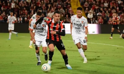 Doryan Rodríguez conduce la pelota. El delantero abrió el marcador para Alajuelense. Foto: Keydel Romero.