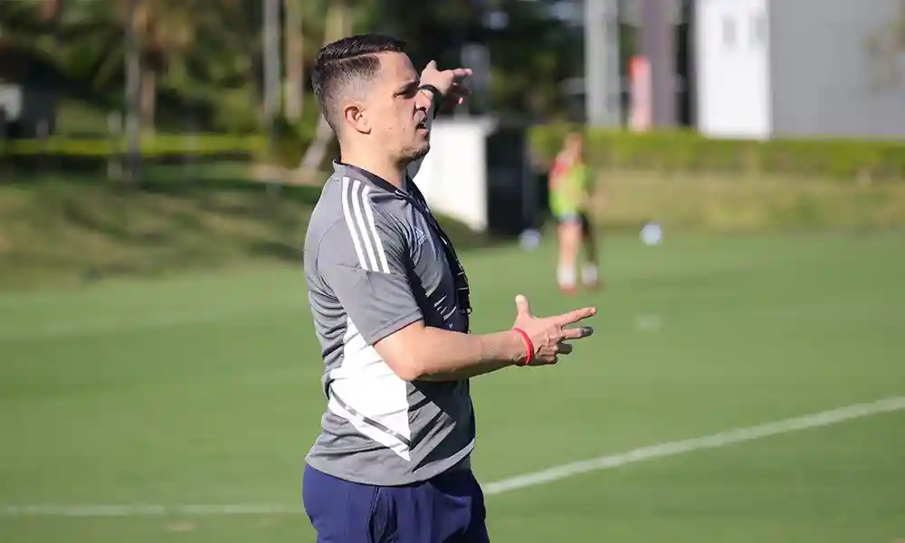 Edgar Rodríguez dirigirá a La Sele Femenina en los dos primeros partidos rumbo a la Copa Oro 2024. Foto: FCRF.