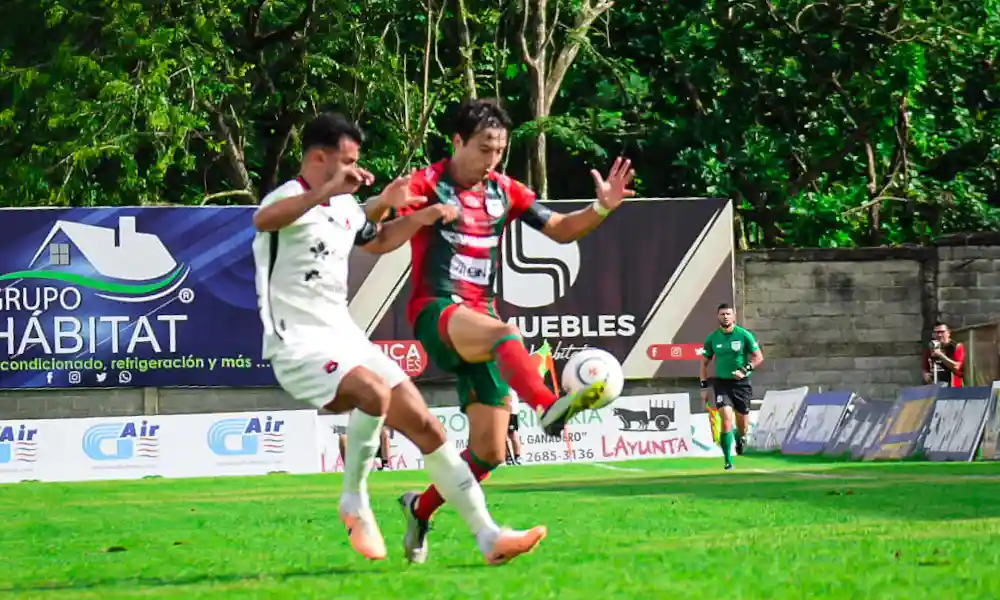 Erick Torres sigue consolidándose como la gran figura de Guanacasteca en el torneo. Hoy tuvo que ver los tres goles. Foto: ADG.