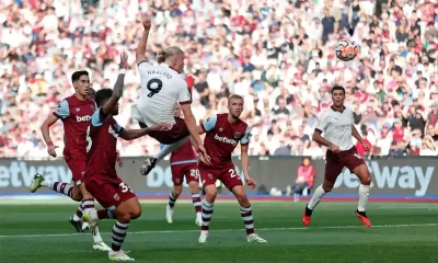 Erling Haaland erra en su remate en el juego entre West Ham United y Manchester City. Foto: Ian Kington / Ikimages / AFP