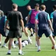 Robert Lewandowski, delantero del Barcelona (centro) durante el último entrenamiento previo al debut en la nueva temporada de Champions. Foto: Lluis Gene / AFP.