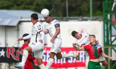 El técnico Andrés Carevic no quiso responsabilizar ni a Leonel Moreira ni a Giancarlo González por la derrota. Foto: LDA.