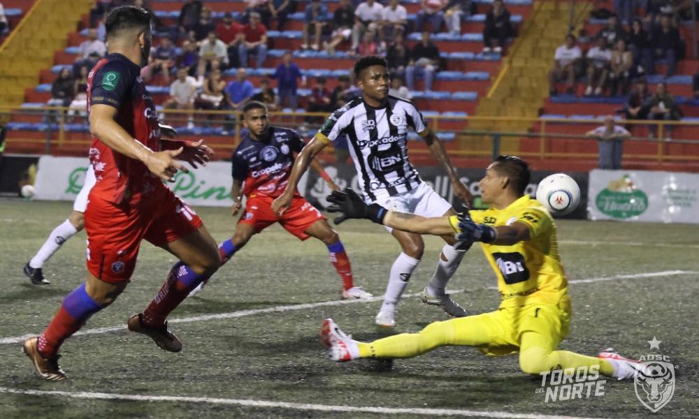 Sporting visitó a San Carlos