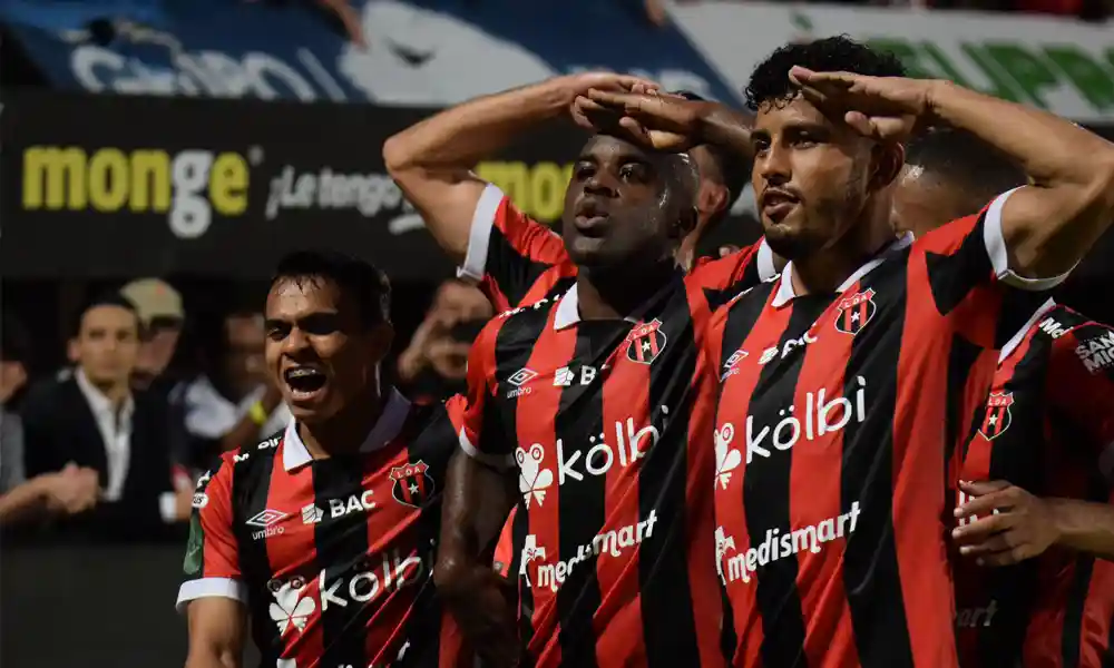 Kendall Waston habló sobre el Clásico. Joel Campbell, junto a Aarón Suárez y Johan Venegas. Foto: Keydel Romero.