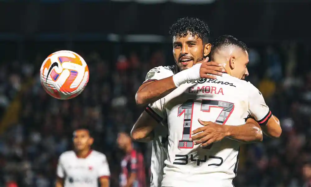 Johan Venegas celebra con el mejor hombre de Alajuelense esta noche: Carlos Mora. Foto: LDA.