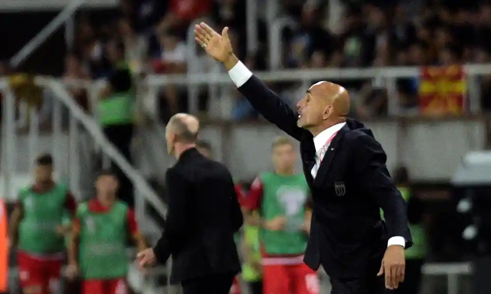 El técnico de Italia, Luciano Spalletti reacciona durante el partido ante Macedonia del Norte. Foto: Robert Atanasovski / AFP.