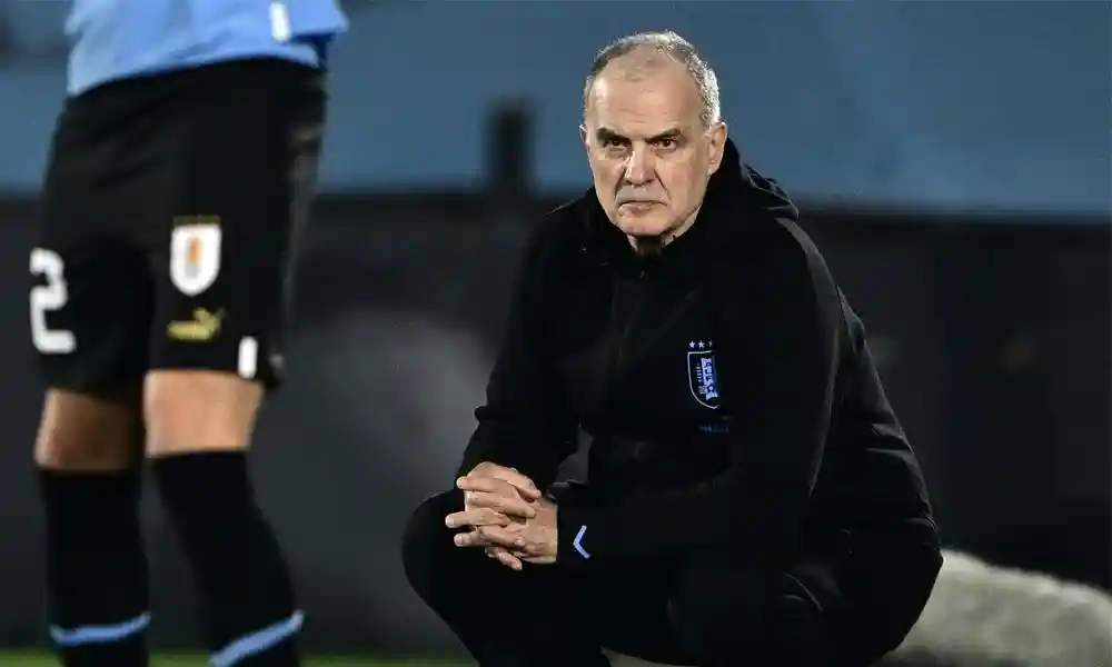 Marcelo Bielsa dirigió su primer partido oficial con Uruguay ante Chile. Foto: Pablo Porciuncula / AFP.