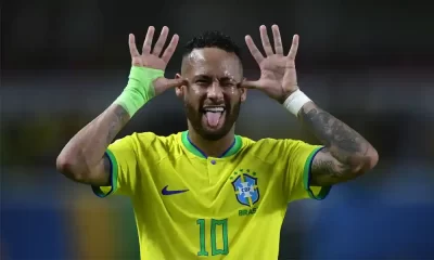 El delantero brasileño Neymar celebra después de marcar gol ante Bolivia para convertirse en el mejor anotador de Brasil en la historia. Foto: Carl De Souza / AFP.