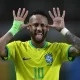 El delantero brasileño Neymar celebra después de marcar gol ante Bolivia para convertirse en el mejor anotador de Brasil en la historia. Foto: Carl De Souza / AFP.