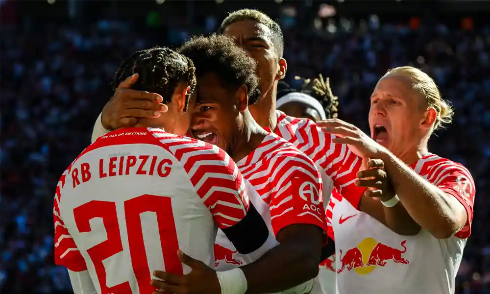 El mediocampista del Leipzig Xavi Simons celebra el 1-0 con el belga Belgian Lois Openda. Foto: John Macdougall / AFP