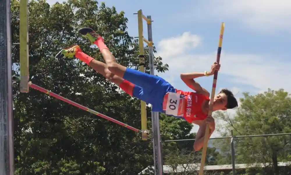 Mathias Herrera de Costa Rica saltó con pértica 2,60 metros.