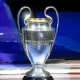 Imagen del 31 de agosto, 2023, del trofeo del torneo de fútbol la UEFA Champions League 2023-2024. Foto: Nicolas Tucat / AFP.