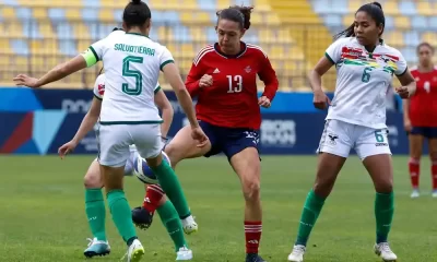 Emilie Valenciano se movió mucho hacia el frente. Pero, al igual que sus compañeras de La Sele Femenina, no pudo encontrar caminos a gol. Foto: Photosports / Juegos Panamericanos.