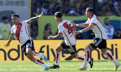 Enzo Diaz celebra después de marcar el Segundo gol ante Boca Juniors, en el Clásico argentino. Foto: Alejandro Pagni / AFP.