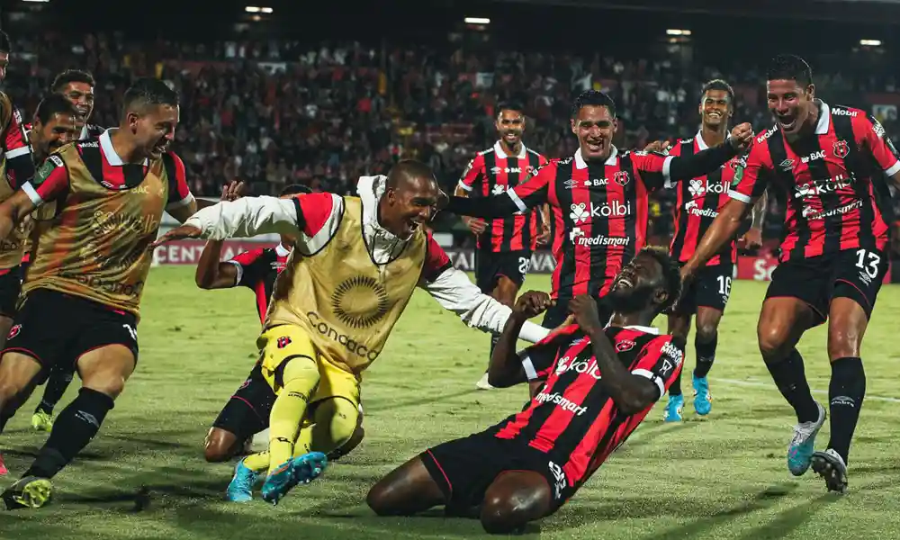 Freddy Góndola ingresó para marcar el tercer gol de Alajuelense ante el Cartaginés. Foto: LDA.