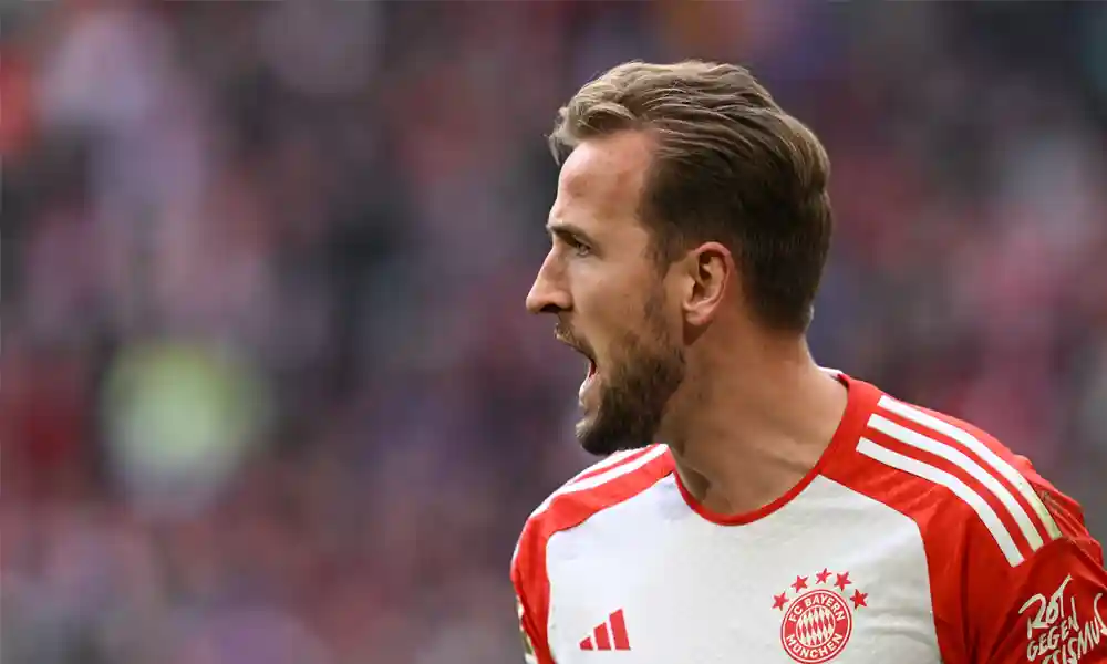 El mediocampista de Bayern Munich Harry Kane reacciona tras marcar un ol desde medio campo. Foto: Christof Stache / AFP.