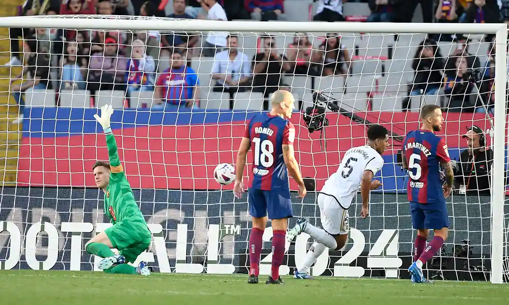 Jude Bellingham corre a celebrar después de marcar el segundo gol de su equipo en el Clásico entre el FC Barcelona y el Real Madrid. Foto: Josep Lago / AFP.