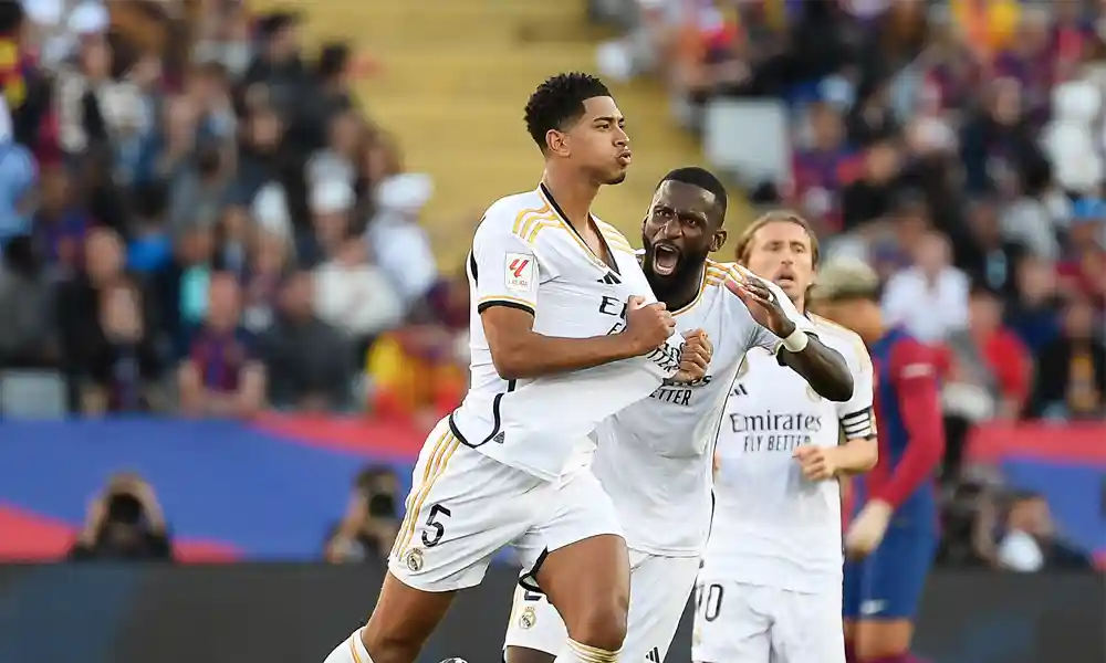 Jude Bellingham celebra con Antonio Rudiger después de marcar en el Clásico español. Foto: Josep Lago / AFP.