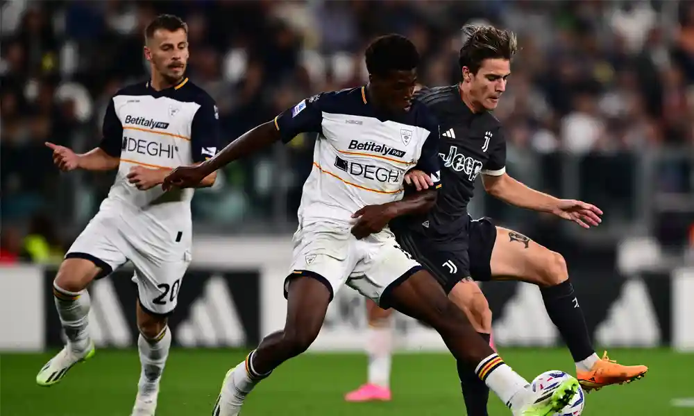 Patrick Dorgu, defensor del Lecce, disputa la pelota con Nicolo Fagioli, de la Juventus. Foto: Marco Bertorello / AFP.