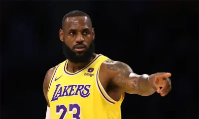 LeBron James, #23 de Los Ángeles Lakers dirige la defensa durante un juego ante Golden State Warriors el 13 de octubre pasado. Foto: Harry How / Getty Images North América / Getty Images via AFP.