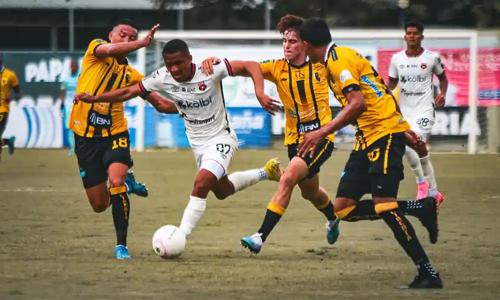 Alajuelense no pasó del empate ante Liberia. Dejó en el aire el liderato. Foto: LDA.