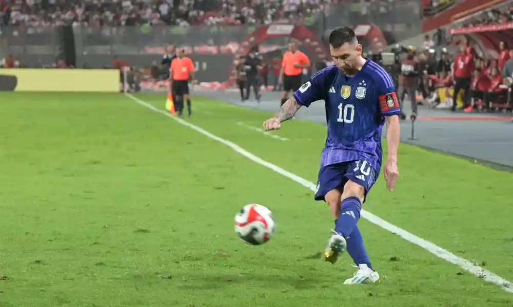 El delantero argentino Lionel Messi durante el juego eliminatorio ante Perú. Foto: Ernesto Benavides / AFP.