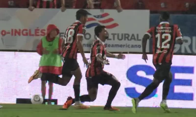 Michael Barrantes celebró de forma muy particular el gol que le dio la victoria a Alajuelense. Foto: Keydel Romero.