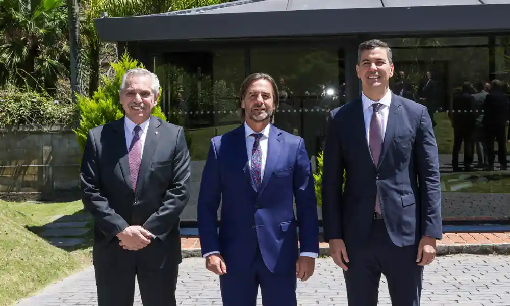 Los presidentes de Argentina, Alberto Fernández, Uruguay, Luis Lacalle Pou, y Paraguay, Santiago Peña. Foto: Esteban Collazo / Presidencia de Argentina / AFP.