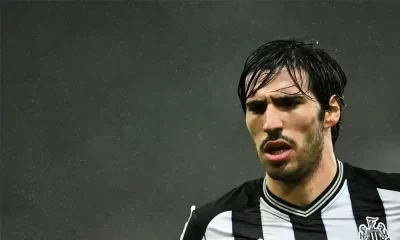 El mediocampista del Newcastle United Sandro Tonali jugó el miércoles su último Partido, ante el Borussia Dortmund previo a la sanción. Foto: Oli Scarff / AFP.