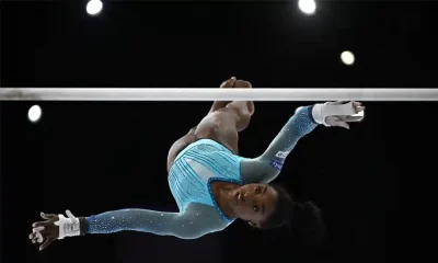 Simone Biles compite durante la clasificación femenina de la edición 52del FIG Artistic Gymnastics World Championships. Foto: Lionel Bonaventure / AFP.
