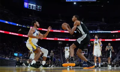 Los San Antonio Spurs enfrentaron a Golden State Warriors en la previa del arranque de la temporada de la NBA. Foto: Loren Elliott / AFP.