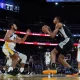 Los San Antonio Spurs enfrentaron a Golden State Warriors en la previa del arranque de la temporada de la NBA. Foto: Loren Elliott / AFP.