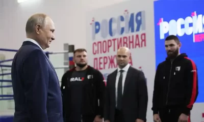 El presidente ruso Vladimir Putin se reunió con deportistas rusos participantes en el Ural FC 4 de boxeo y kickboxing y criticó al COI. Foto: Gavriil Grigorob / Pool / AFP.