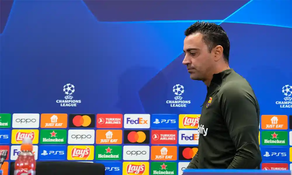 El técnico del Barcelona, Xavi Hernández, al arribar a la conferencia de prensa. Foto: Pau Barrena / AFP.