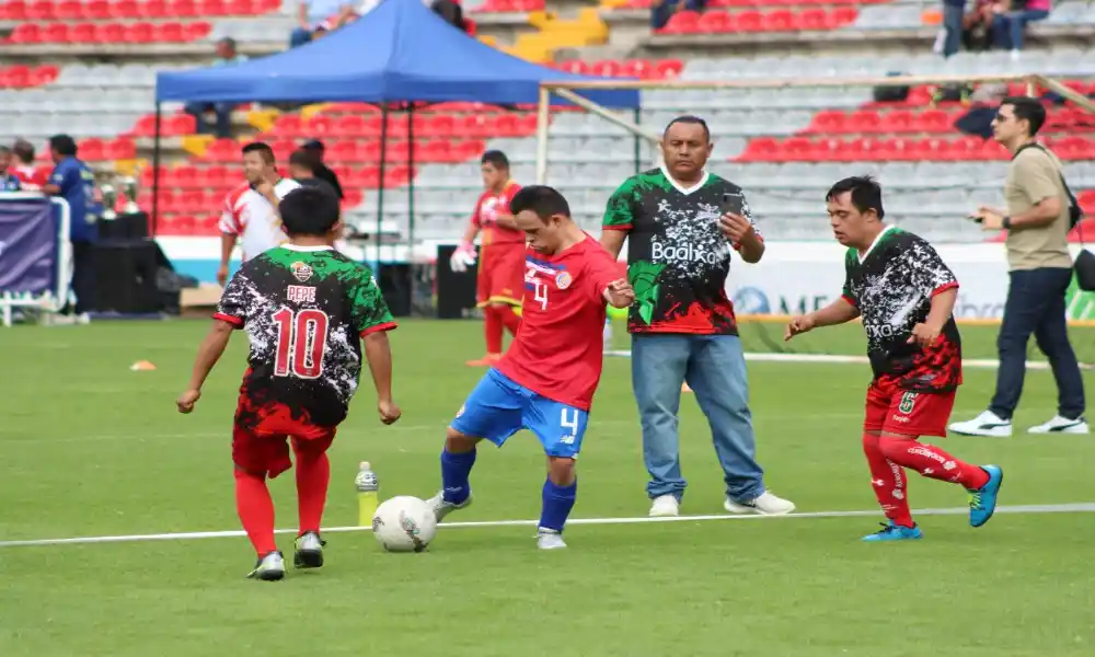 Costa Rica el ganó a los Gallos Smiling, León, Córdica 21, Gladiadores (2 veces), Gallos de Córdoba y Torreón. 