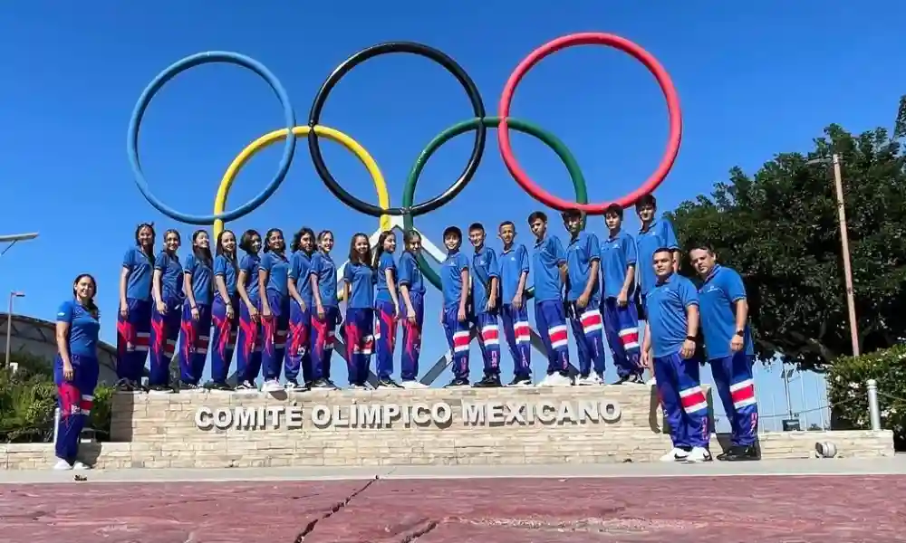 18 seleccionados de taekwondo, entre cadetes y juveniles, tomaron vuelo rumbo a México donde efectuarán un Campamento en el CAR de Baja California.