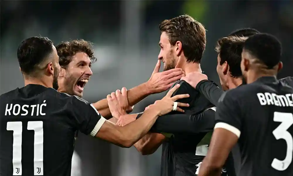 El defensor Daniele Rugani (C) celebra después de marcar el Segundo gol en la Victoria de la Juventus. Foto: Gabriel Bouys / AFP.