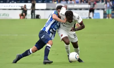 José Luis Quirós y Freddy Góndola tuvieron uno de los duelos más intensos del partido entre Cartaginés y Alajuelense. Foto: Keydel Romero.